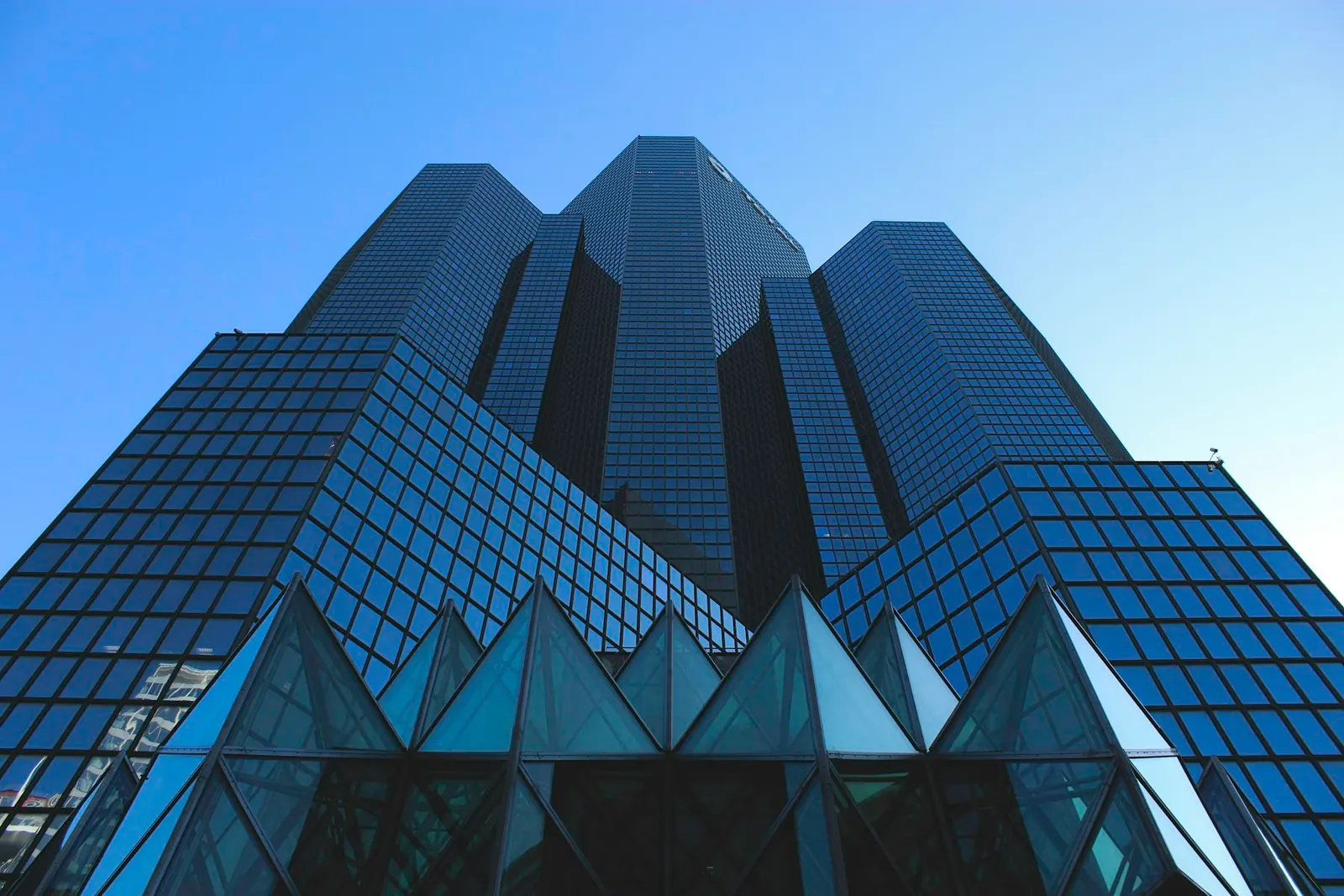 Sécurité des bureaux et sites tertiaires Façades de tours de bureaux dans le quartier de La Défense.